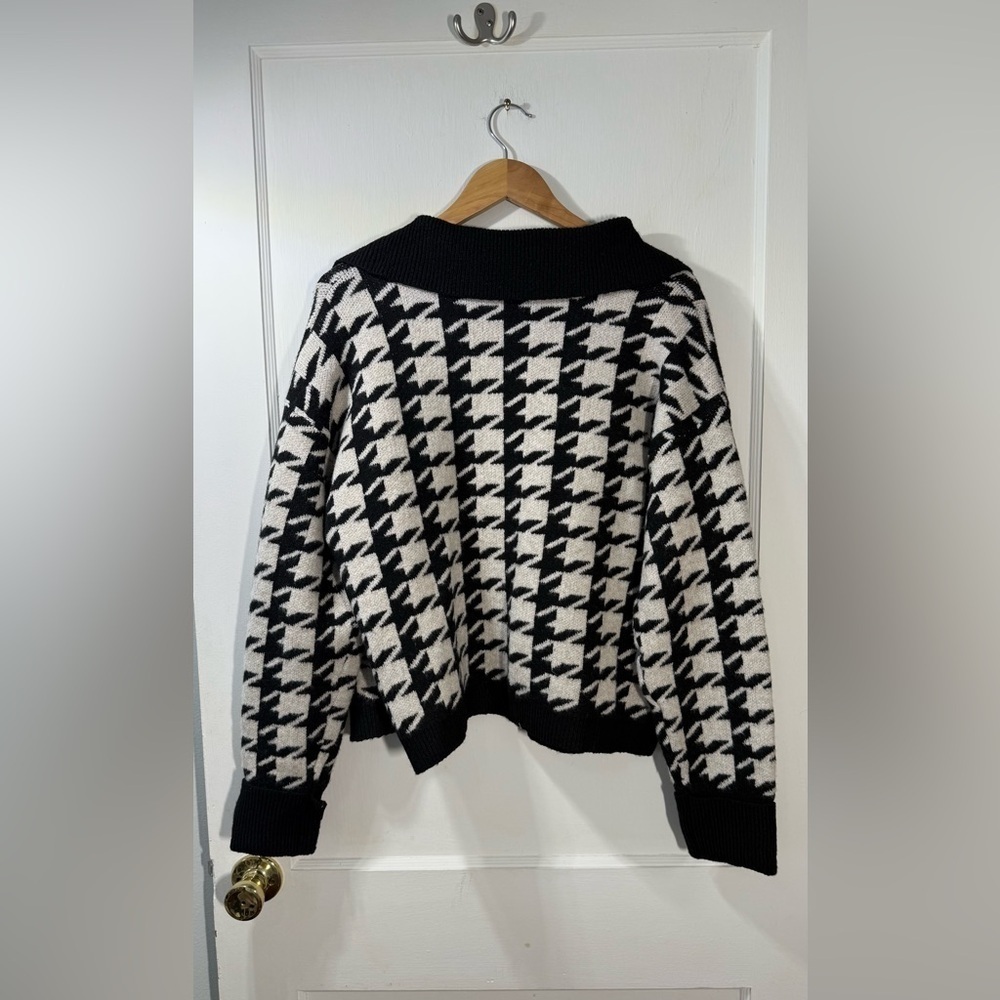NWT The Edward in Oxford Evening
John and Jenn Cardigan Size M - Picture 3 of 5